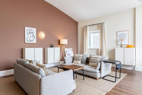 Bright and Stylish Riverside Haven in Canary Wharf